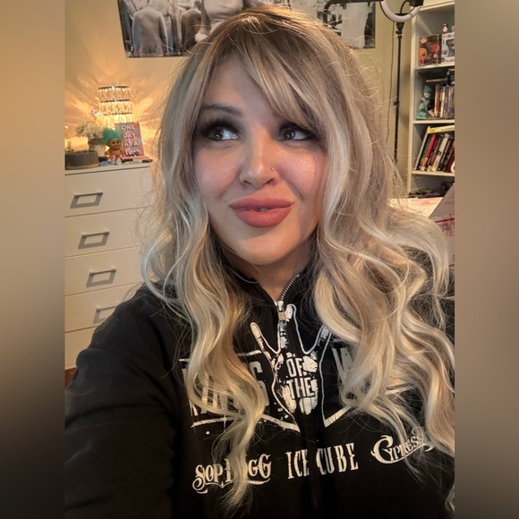 Other - Ombre Long, curly, & wavy highlights platinum blonde synthetic Wig 26IN bnwt